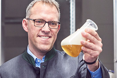 Christian Dahncke director de la cervecera Paulaner concede gran importancia a la calidad no sólo durante el proceso de producción, sino también durante el proceso de llenado. 
